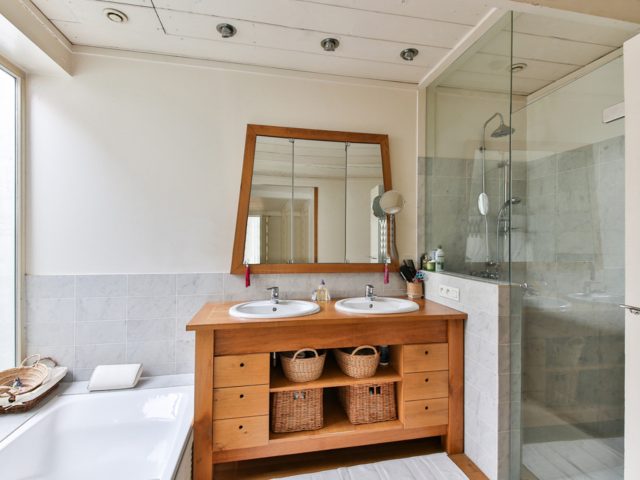 Mobilă la comandă pentru baie în Brașov – cum transformi un spațiu mic într-unul elegant și funcțional