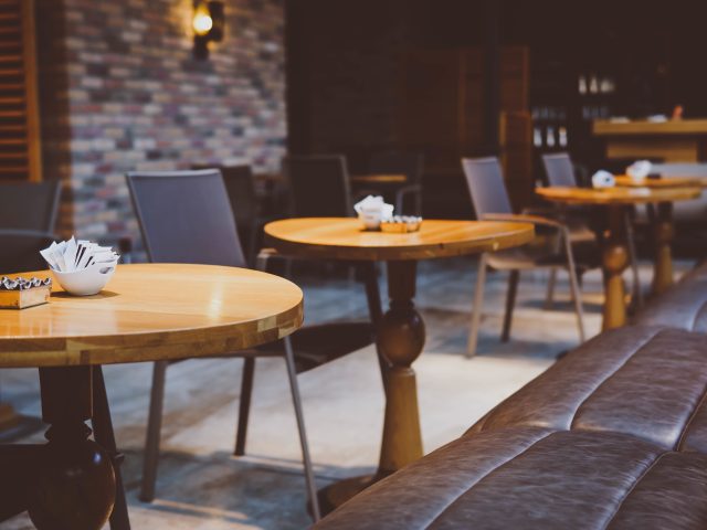 Mobilier HoReCa la comandă în Brașov – cum creezi un spațiu care atrage și păstrează clienții