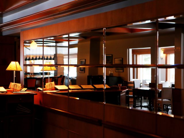 Mobilier comercial la comandă în Brașov – cum influențează designul vânzările și experiența clienților
