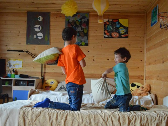 Mobilă la comandă pentru camera copiilor – cum creezi un spațiu care crește odată cu ei